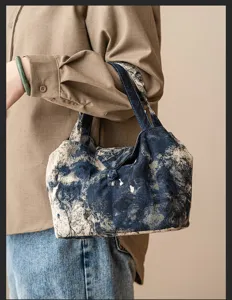 Stoffhandtasche mit abstraktem blau-weißen Tintenmuster, tragbares Design für den Alltag.