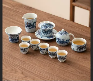 Traditionelles blau-weisses Porzellan Kung Fu Tee-Set mit Drachenmuster für Teezeremonien.