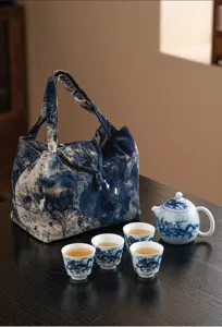 Detailansicht des traditionellen chinesischen blau-weißen Drachen Keramik Reise Kung Fu Teesets.