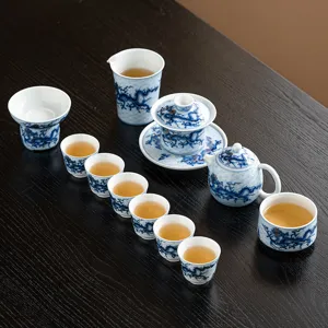 Blau-weißes Porzellan Kung Fu Tee-Set mit Drachenmuster, Keramik Teekanne und Tassen.