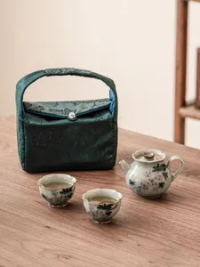 Juego de té de cerámica de magnolia pintada a mano, una tetera y dos tazas de viaje.