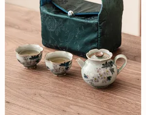 Vista detallada del juego de té de cerámica con magnolia pintada a mano y esmalte.