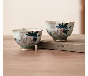 Tazas de té de cerámica pintadas a mano con esmalte craquelado, accesorios elegantes.