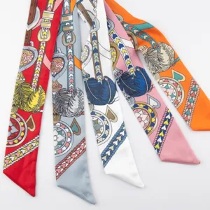 Mehrfarbiger Twilly-Schal mit Kettenmuster, eleganter Taschenriemen und modisches Haarband.