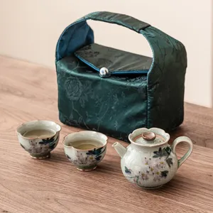 Juego de té Kung Fu de cerámica magnolia pintado a mano con una tetera y dos tazas.