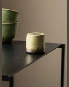 Gros plan sur le porte-couvercle de thé en céramique, élégant style rétro, accessoire Zen.