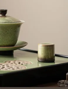 Gros plan détail de porte-couvercle de service à thé en céramique vintage et accessoires.