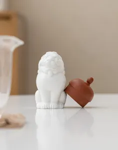 Leone in ceramica bianca animale da te e supporto per coperchio della teiera.