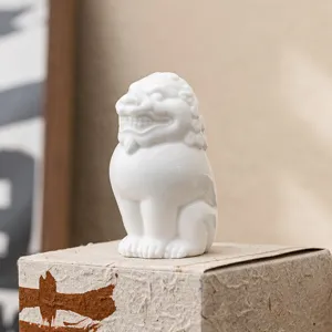 Statua di leone in ceramica bianca porta coperchio per accessori da tè gongfu cinese.