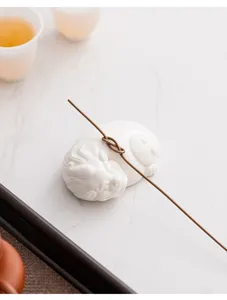 Dettaglio dell'animale da tè pixiu in ceramica bianca, elegante accessorio da tè.