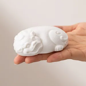 Supporto per Coperchio Pi Xiu in Porcellana Bianca Tea Pet Bestia Mitica Accessori per Tè Statuetta in Ceramica Dehua Fatta a Mano Decorazione