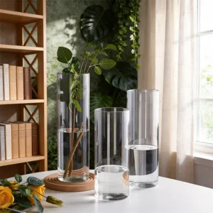 Transparente Acryl Zylinder Vasen Set für moderne Heimdekoration und frische Blumen.