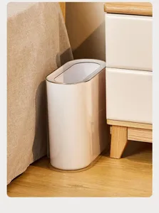 Dettaglio di cestino stretto e sottile in camera da letto moderna, design salvaspazio.