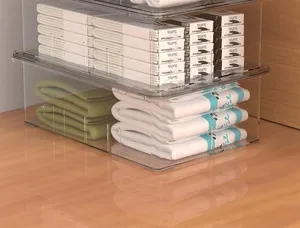 Λεπτομερές κοντινό πλάνο διαφανούς στοιβαζόμενου συρταριού αποθήκευσης με διπλωμένες πετσέτες.