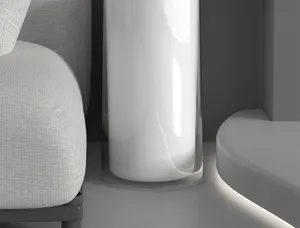 Moderno cestino stretto per spazi ristretti di bagno e cucina, finitura bianca pulita