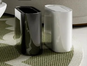 Pattumiera rettangolare sottile a doppio strato per cucina, bagno e spazi stretti in bianco e nero.