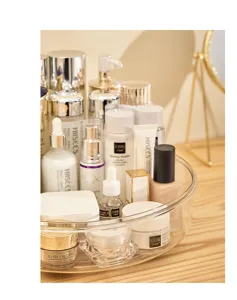 Organizer per cosmetici rotante in acrilico trasparente dettaglio con scomparti per cura pelle.