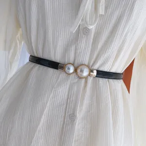 Ceinture fine élégante en similicuir noir avec une boucle métallique à doubles perles.