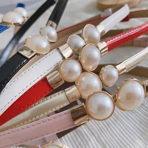 Fine ceinture femme élégante avec décoration de perles pour robe et pull tendance chic.
