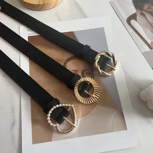 Schicker schwarzer Damengürtel mit stilvollen Metallschnallen wie Perlenherz und Ringen.