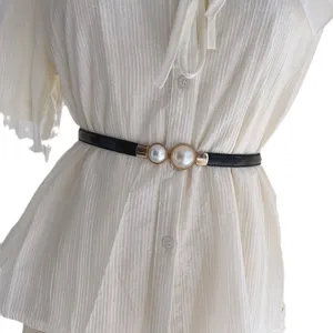 Ceinture fine femme noire avec boucle double perle métal, élégant accessoire décoratif.
