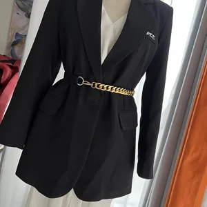 Blazer noir pour femme avec ceinture chaîne en or veste de costume élégante et polyvalente.