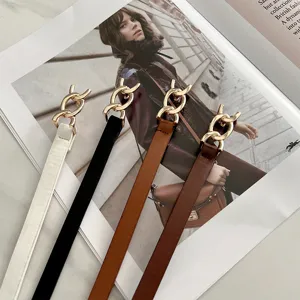 Sottile cintura da donna alla moda con fibbia in metallo, versatile cintura in ecopelle per abito.