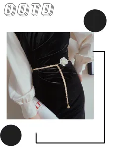 Eleganter MetallkettenGürtel mit weißer Kamelienblüte Dekoration, modisches Taillenaccessoire.