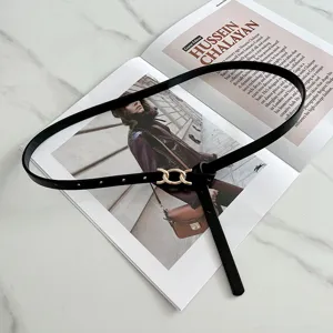 Cintura sottile in pelle nera da donna con fibbia metallica dorata, ideale per abiti e maglioni.