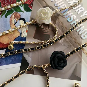 Detailaufnahme des eleganten Kamelien Blumen Taillenkettengürtels mit geflochtenem Leder.