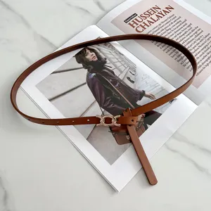 Cintura sottile in pelle da donna per abito e maglione, elegante accessorio chic.