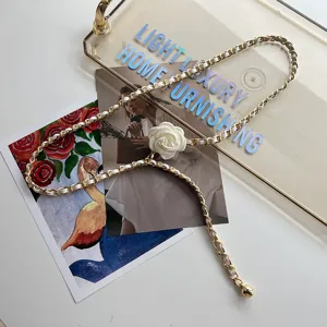 Elegante Kamelien Ketten-Gürtel für Damen, schickes Metall und Leder geflochtenes Taillen-Accessoire.
