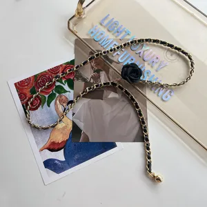 Camelie Taillenkette fur Damen, schwarzes Leder geflochtene Metallkette mit Blumendekor.