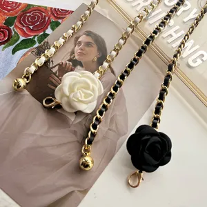Elegante Kamelien Blumen Taillenkette Gürtel mit geflochtenem Leder und goldenen Gliedern.