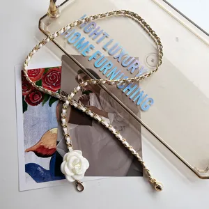 Elegante weiße Kamelien Taillenkette mit goldener Leder geflochtener Kette für Damen Kleider.