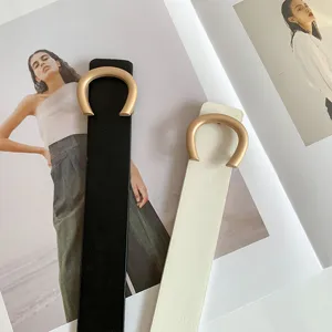 Ceinture fine pour femme avec boucle dorée élégante en forme de C, accessoire chic.
