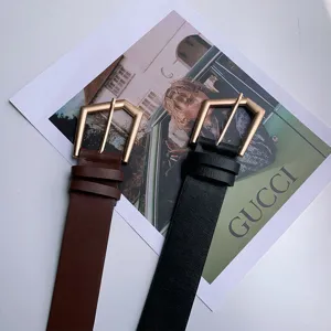 Dames leren riem detailweergave met stijlvolle geometrische gesp en textuur.