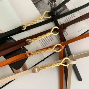 Ceinture fine pour femme avec boucle métallique torsadée, en cuir élégant pour robe.
