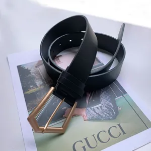 Klassieke zwarte damesriem met een stijlvolle geometrische gouden metalen gesp.