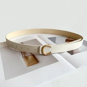 Ceinture fine en cuir pour femme avec boucle C doreé élégante accessoire minimaliste chic