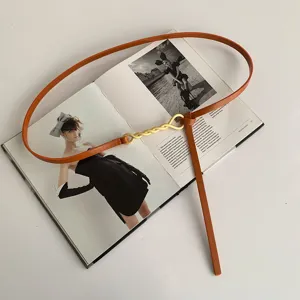 Ceinture fine en cuir pour femme avec boucle métallique torsadée accessoire pour robes.