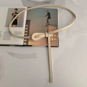 Ceinture fine nouée en cuir beige minimaliste pour femmes, élégante ceinture de robe.