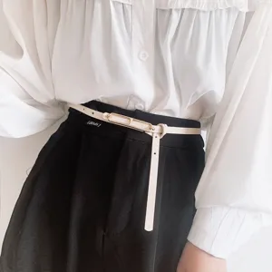 Styliri minimallistiki lepti dermatini zoni gia gynaikes me kompsi metaliki agrafa
