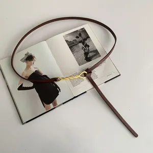 Ceinture fine en cuir pour femme avec boucle métallique dorée élégant accessoire taille marron
