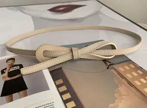 Ceinture fine minimaliste en cuir pour femme avec joli nœud chic pour robes et pulls.