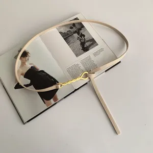Ceinture fine élégante pour femme avec boucle métal torsadée accessoire de robe beige