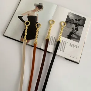 Ceinture fine en cuir pour femme avec boucle métallique torsadée, accessoire élégant pour robe.