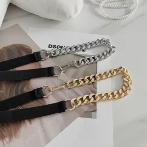 Vue détaillée de ceinture chaîne en métal, accessoire élastique élégant pour robe et costume.