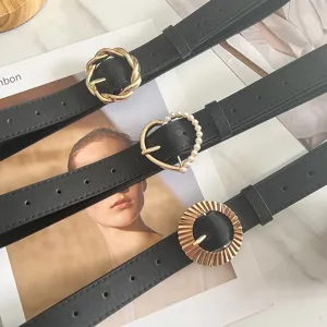 Modischer schwarzer Damengürtel mit Metallschließe, trendiges minimalistisches Design.