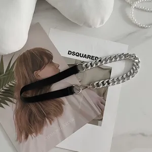 Gros plan détail de ceinture chaîne métal, tissu noir élégant et maillons pour robes.